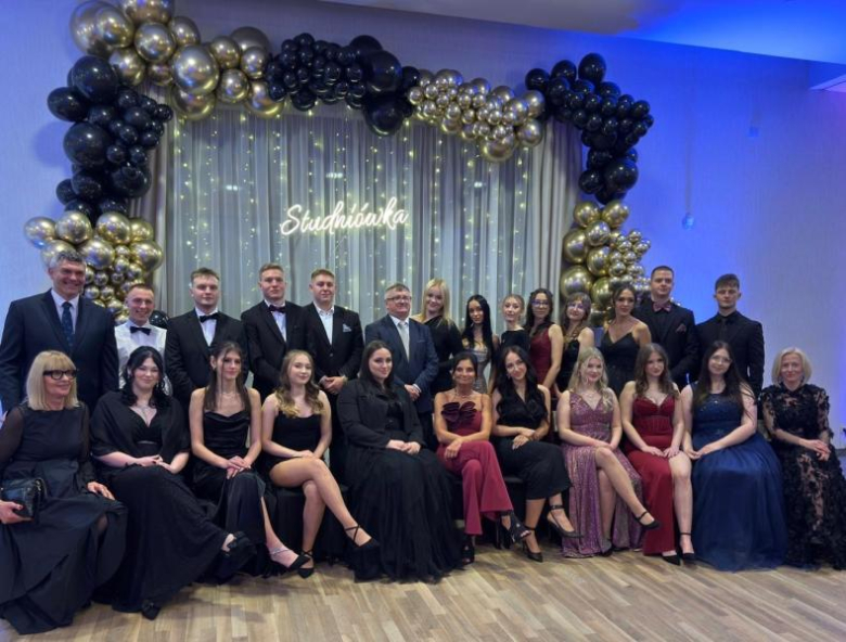 Maturzyści z „Wrocławskiej” bawili się na studniówce [foto]