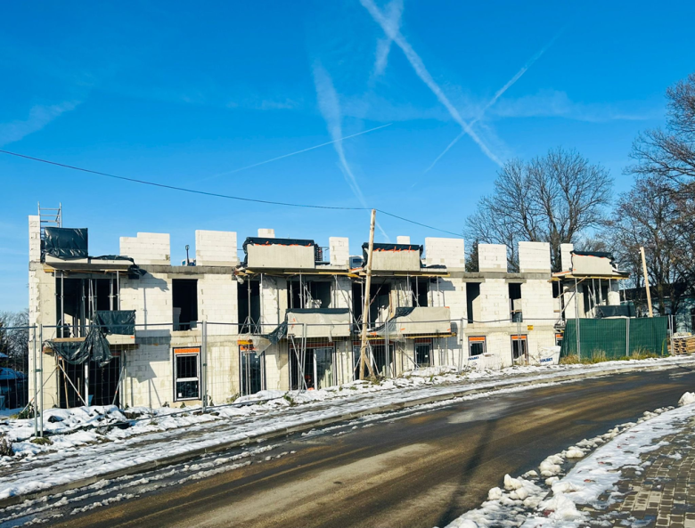 Postępują prace przy budowie bloku wielorodzinnego w Ziębicach