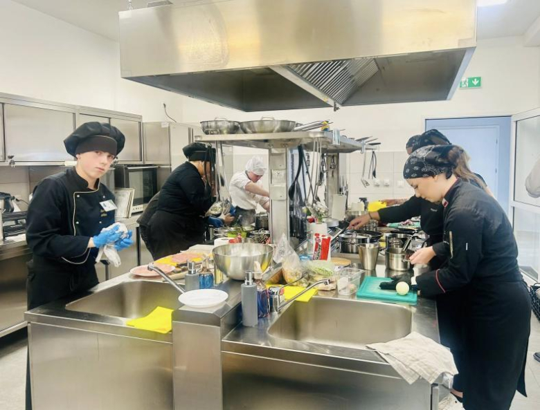 Młodzi kucharze w akcji. I Regionalny Konkurs Kulinarny Masfrost Chef 