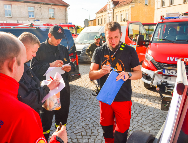 Kilkugodzinne zajęcia uczyły również pracy w zespole z wykorzystaniem podręcznego sprzętu gaśniczego i dawały możliwość wymiany doświadczeń i rozwiązań stosowanych w różnych grupach zawodowych