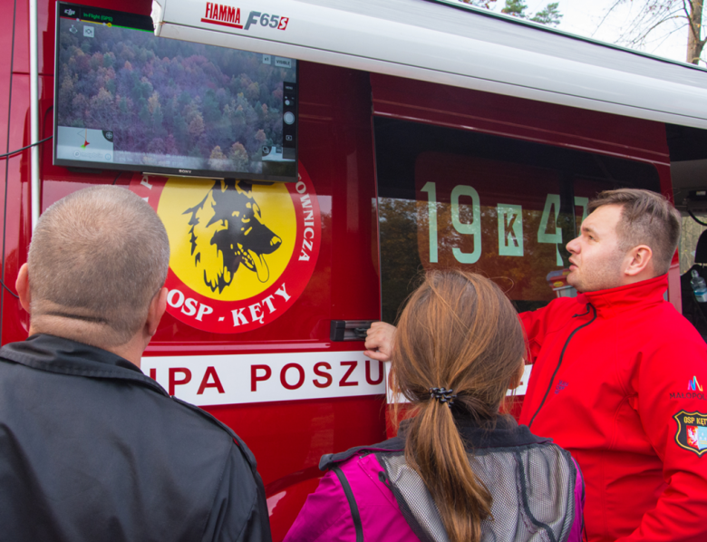 Kilkugodzinne zajęcia uczyły również pracy w zespole z wykorzystaniem podręcznego sprzętu gaśniczego i dawały możliwość wymiany doświadczeń i rozwiązań stosowanych w różnych grupach zawodowych