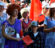 Tradycja, dobry humor i tłumy uczestników. Barwny pochód pierwszomajowy w Srebrnej Górze [foto]