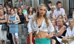 Pokaz mody pod Krzywą Wieżą 