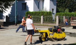 Trwa wykonanie nawierzchni zjazdu przy ul. Powstańców Warszawy w Ząbkowicach Śląskich