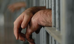 Schował się przed policjantami w ... wersalce