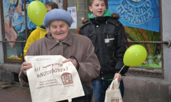 Gimnazjaliści rozdawali ekologiczne torby 