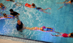 Dzieci uczą się pływać. Za darmo