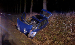 Renault Clio wylądowało w rowie