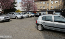 Za mały parking dla pracowników ząbkowickiego urzędu?
