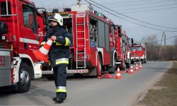 Pożar samochodu. Kierowca z licznymi poparzeniami przetransportowany helikopterem do szpitala