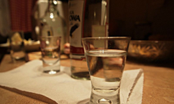 Jechali samochodami, chociaż sąd odebrał im prawo jazdy