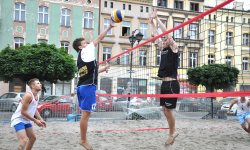 Piaszczysta plaża w ząbkowickim rynku