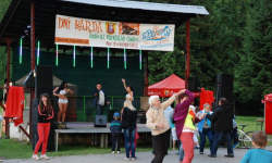 „Disco pod wiszącą skałą”, czyli wakacyjne dyskoteki w Bardzie