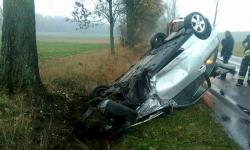 Czołowe zderzenie seata i bmw. Dwie osoby w szpitalu