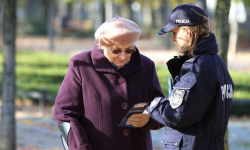 Podała się za policjantkę i ukradła staruszce 29 tys. zł