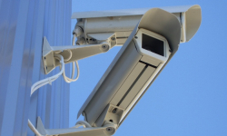 Ukradł ze sklepu whisky. Nagrały go kamery