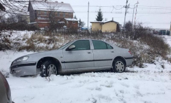 Peugeot zakończył podróż w rowie. Ślisko na drogach!