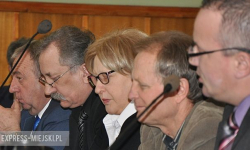 Sprostowanie: Część radnych powiatowych zarabia mniej