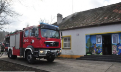 Podejrzenie pożaru w przedszkolu w Szklarach - Hucie. Ewakuowano 15 dzieciaków