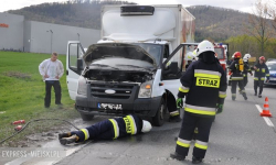 Pożar komory silnika w samochodzie dostawczym. Utrudnienia na krajowej ósemce