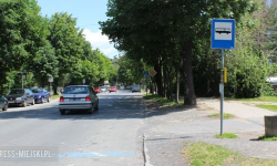 Mokną czekając na autobus. Chętnych na postawienie wiaty nie ma