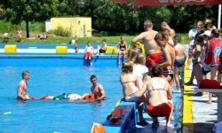 Wszedł pijany do ząbkowickiego basenu i zaczął się topić. Życie uratowali mu ratownicy