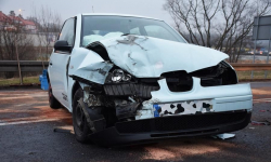 Seat wjechał w tył Toyoty. Jedna osoba w szpitalu, sprawca uciekł z miejsca zdarzenia [FOTO]