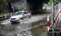 Pod wiaduktem znów sporo wody. Na drodze leżą tablice rejestracyjne [foto]