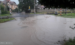 Ulica Chrobrego znów zalana. Mieszkańcy pytają: ile jeszcze będzie trwał ten koszmar? [foto]