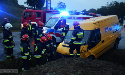 Zderzenie dostawczego busa z osobówką w Bardzie. Są poszkodowani [foto] [aktualizacja]