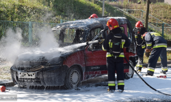 Pożar Citroena na ul. Bohaterów Getta. Auto spłonęło doszczętnie [foto]