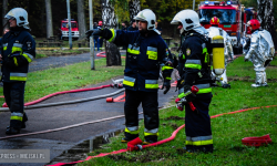 Rozszczelnienie i wyciek gazu z gazociągu wysokiego ciśnienia w Bardzie. Ćwiczenia strażaków [foto]