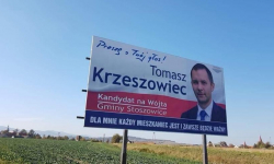 Zniszczona tablica, na której widniał plakat kandydata na wójta. Policja szuka sprawcy