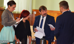 Pierwszy zgrzyt na sesji rady powiatu. Radni ustalili składy komisji i zarobki starosty [foto]