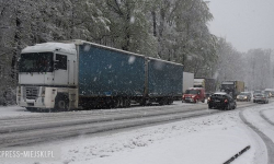 Utrudnienia na drogach krajowych. Tworzą się kilkukilometrowe korki [foto]
