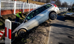 Renault wypadło z drogi na ul. Przemysłowej [foto]