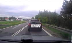 Pirat drogowy z BMW zatrzymany dzięki reakcji innego kierowcy. Dostał tysiąc złotych mandatu [video]