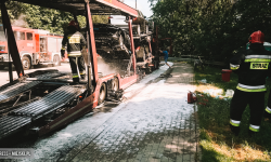 Pożar lawety przewożącej nowe samochody [foto]