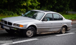 Bardzo ślisko na drogach. BMW w rowie na krajowej ósemce w Bardzie [foto]