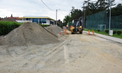 Ruszyły prace remontowe drogi dojazdowej na stadion i kryty basen [foto]