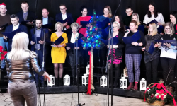 Urzędnicy z ząbkowickiego magistratu życzą mieszkańcom wesołych świąt i śpiewają kolędę [VIDEO]