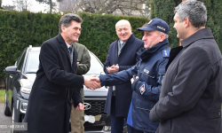 Ząbkowiccy policjanci z nowymi radiowozami. Wśród nich nieoznakowany Hyundai [foto]