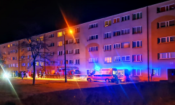 Pożar w bloku na os. XX-lecia. Ewakuowano 31 osób, cztery trafiły do szpitala [foto] [aktualizacja]