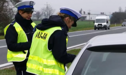 77-latek bez uprawnień kierował Mercedsem. Wpadł też pijany 66-latek jadący Audi