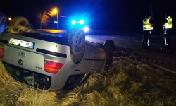 Nocne dachowanie Volkswagena. Kierowcy brak