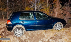 Volkswagen wypadł z drogi w Budzowie. Kierowca był pijany, trafił do szpitala [foto] [aktualizacja]