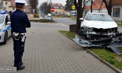 Wymusiła pierwszeństwo, otarła się o samochód ciężarowy i zatrzymała na latarni [foto]