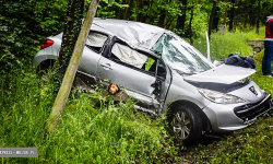 Peugeot wypadł z drogi i „ściął” słup telekomunikacyjny [foto] [aktualizacja]