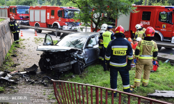 Wypadek na krajowej ósemce. Kierowca Audi wypadł z drogi, staranował barierkę i uderzył w mur