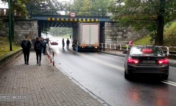 Samochód ciężarowy utknął pod wiaduktem na ul. Wrocławskiej w Ząbkowicach Śląskich [foto]